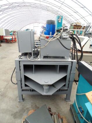 Hydraulic cardboard baler