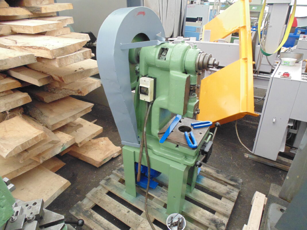 Эксцентриковый пресс 8Т Эксцентриковый пресс 8Т