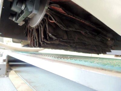 Brush machine with conveyor