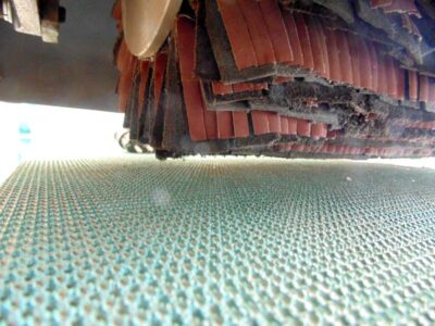 Brush machine with conveyor