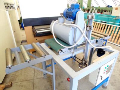 Brush machine with conveyor