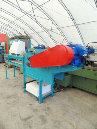 Wood chipper with conveyor