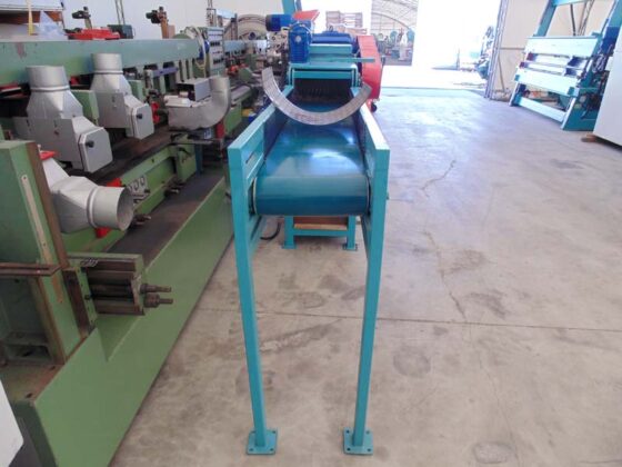 Wood chipper with conveyor