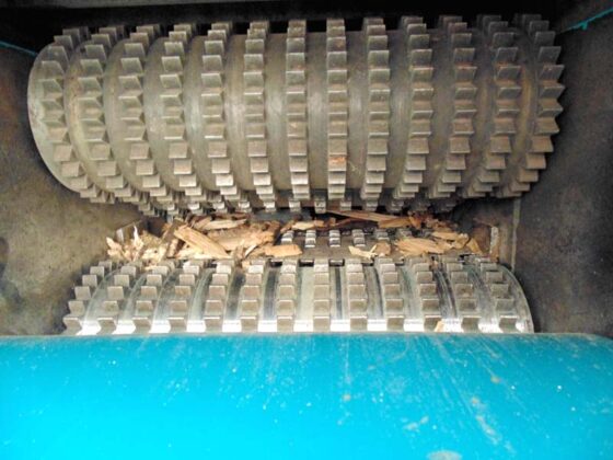 Wood chipper with conveyor