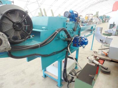 Wood chipper with conveyor