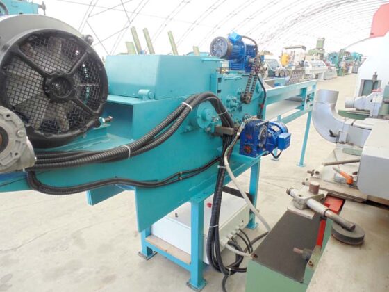 Wood chipper with conveyor