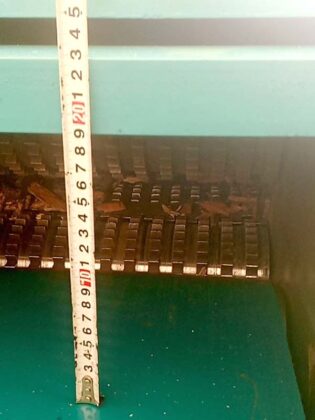 Wood chipper with conveyor